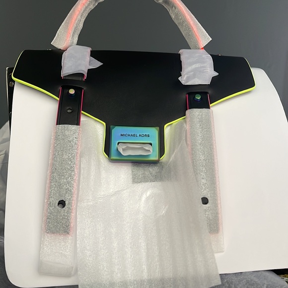 authentic Michael Kors Manhattan Medium Contrast- Trim black leather satchel - Picture 5 of 8